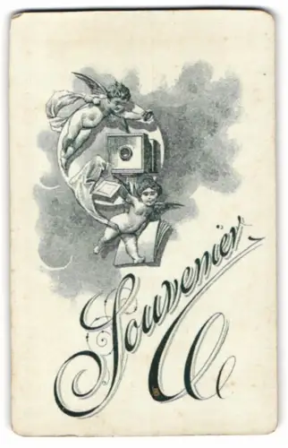 Fotografie unbekannter Fotograf und Ort, Engel umkreisen eine Plattenkamera