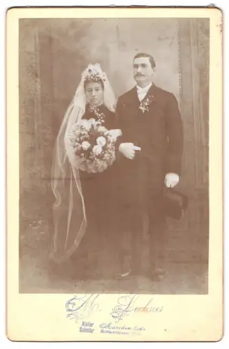 Fotografie M. Lechner, München, Bottmayerstrasse 16, Hochzeitspaar mit Blumenstrauss