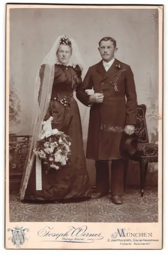 Fotografie Joseph Werner, München, 2. Jsarthorplatz, Hochzeitspaar mit Blumenschmuck