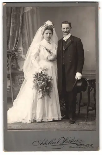 Fotografie Adalbert Werner, München, Elisenstrasse Nr. 7, Hochzeitspaar im Atelier