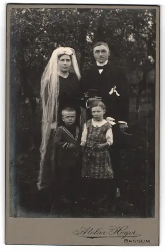 Fotografie Atelier Heyer, Bassum, Hochzeitspaar im Freien mit ihren Kindern