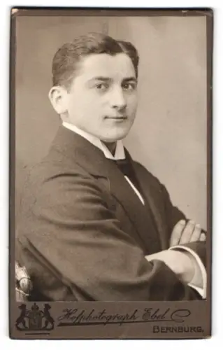 Fotografie Hofphotograph Ebel, Bernburg, Porträt eines jungen Mannes