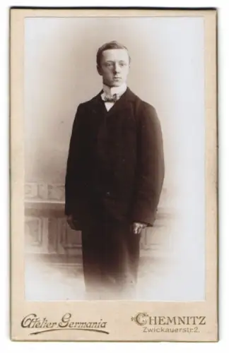 Fotografie Atelier Germania, Chemnitz, Zwickauerstrasse 2, Eleganter junger Mann im Anzug