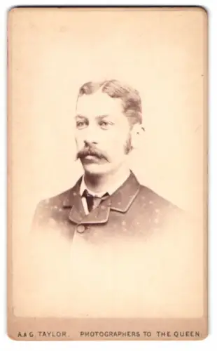 Fotografie A&G Taylor, London, Queen Victoria Street 70, Porträt eines Herren mit Bart