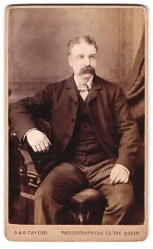 Fotografie A. & G. Taylor, London, Queen Victoria Street, Porträt eines sitzenden Mannes