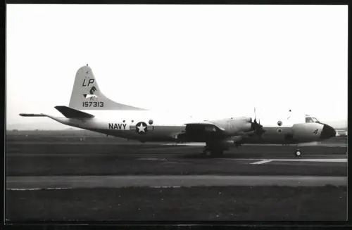 Fotografie Flugzeug Lockheed P-3 Orion, US-Navy LP 157313 mit Staffelabzeichen
