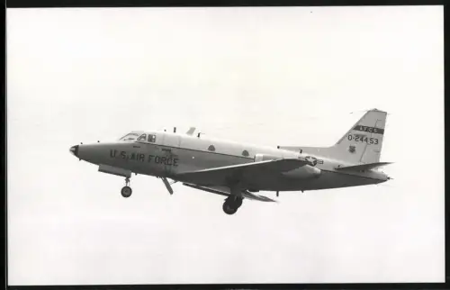 Fotografie lugzeug North American T-39, USAF O-24453 im Landeanflug