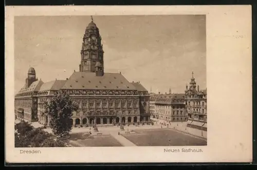 AK Dresden, Neues Rathaus mit Passanten
