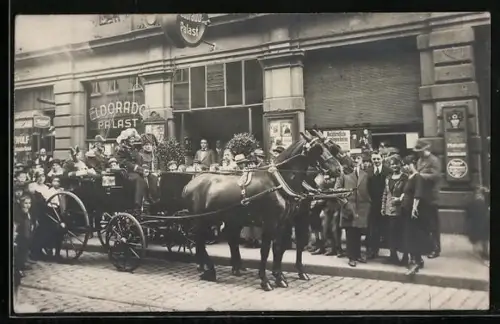 Foto-AK Kutsche mit Uniformierten und Publikum vor Gaststätte Eldorado-Palast
