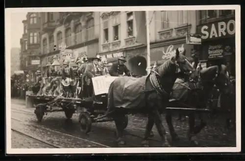 Foto-AK Strassenumzug mit Pferdegespann