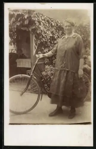 Foto-AK Frau mit ihrem Fahrrad
