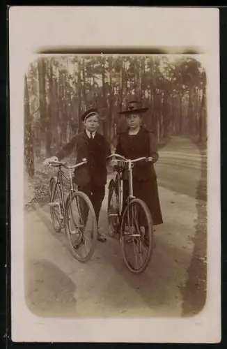 Foto-AK Knabe und Dame mit Fahrrad