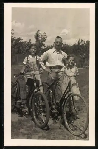 Foto-AK Familie mit Fahrrädern