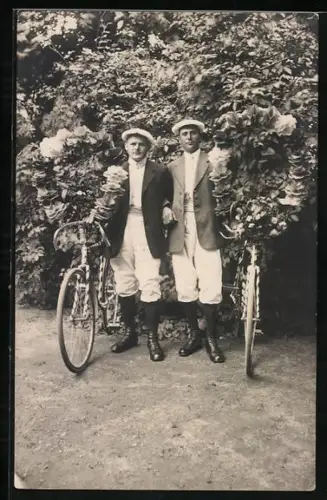 Foto-AK Männer mit Fahrrädern