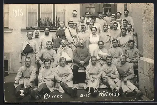 Foto-AK Weimar / Thüringen, Gruppenbild der Soldaten im Lazarett 1915