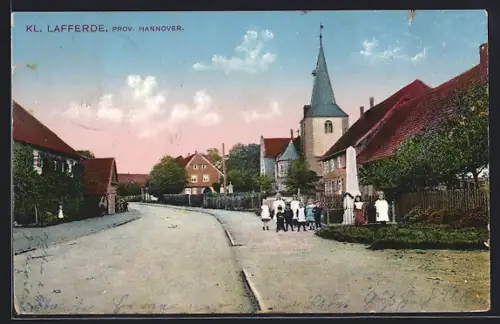 AK Kl. Lafferde /Hannover, Strassenpartie mit Kriegerdenkmal, Kindergruppe u. Kirche