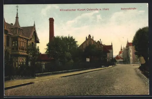 AK Osterode a. Harz, Bahnhofstrasse mit Villa und grossem Schornstein, Kirche