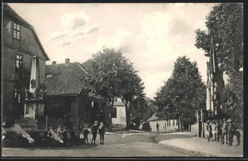 AK Fallingbostel, Strassenpartie mit Denkmälern u. Kindergruppen