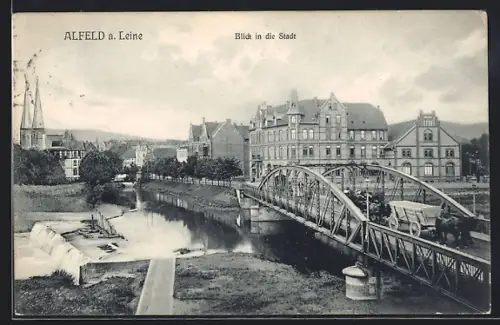 AK Alfeld a. Leine, Brücke über die Leine mit Wehr, Blick in die Stadt