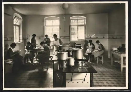 AK Weimar / Thüringen, Mathildenhaus, Küchenbetrieb