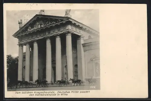 AK Wilna, Vom östlichen Kriegsschauplatz, Deutsches Militär passiert den Kathedralenplatz, Reiter