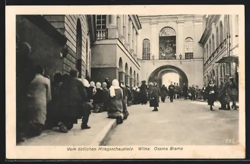 AK Wilna, Ostra Brama, betende Menschen und Soldaten auf einer Strasse