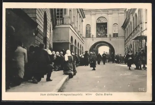 AK Wilna, Ostra Brama, betende Menschen und Soldaten auf einer Strasse