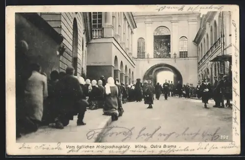 AK Wilna, Ostra Brama, betende Menschen und Soldaten auf einer Strasse