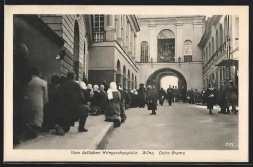 AK Wilna, Ostra Brama, betende Menschen und Soldaten auf einer Strasse