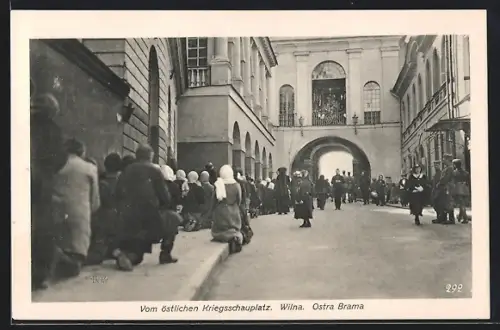 AK Wilna, Ostra Brama, betende Menschen und Soldaten auf einer Strasse