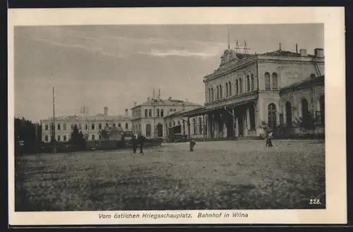 AK Wilna, Bahnhof mit Kindern auf dem Vorplatz