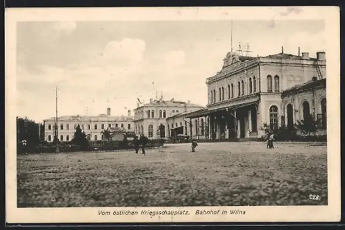 AK Wilna, Bahnhof mit Kindern auf dem Vorplatz