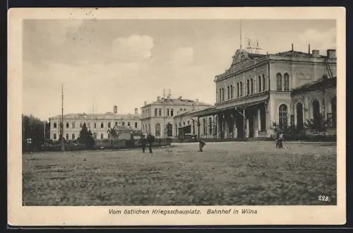AK Wilna, Bahnhof mit Kindern auf dem Vorplatz