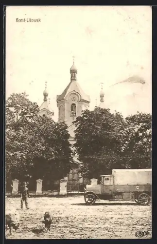 AK Brest-Litowsk, Strassenpartie mit Blick zur Kirche