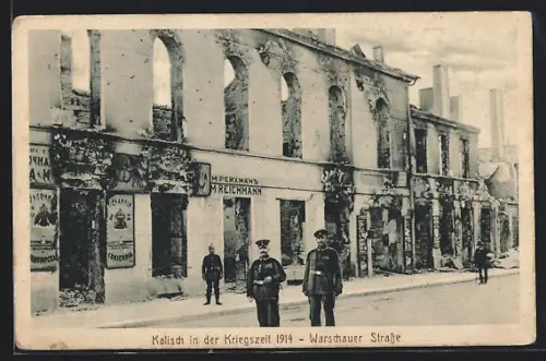 AK Kalisch, Kalisch in der Kriegszeit 1914 - Warschauer Strasse mit zerstörtem Geschäftshaus, Soldaten und Polizist