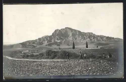 Foto-AK Zypern, Touristen bei der Wanderung in einer Berglandschaft