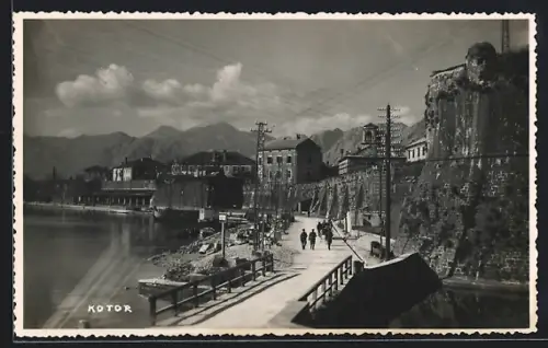 AK Kotor, Panorama mit Strassenpartie