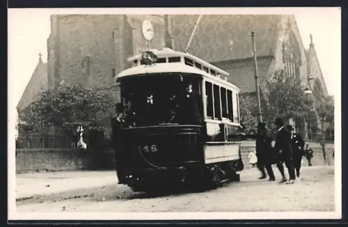 AK Strassenbahn vor einer Kirche
