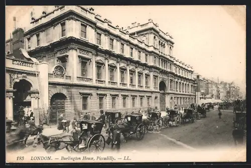 AK London, Burlington House, Piccadilly, coaches waiting in front of the building