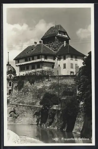 AK Frauenfeld, Schloss mit Brücke u. Mauer vom Wasser aus