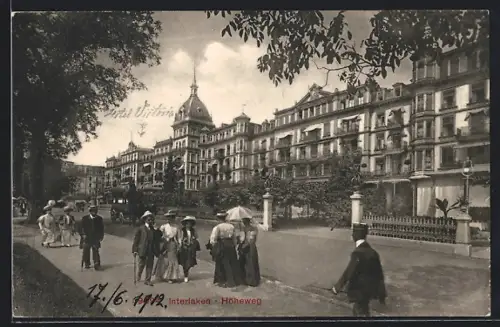 AK Interlaken, Strasse Höheweg mit Passanten
