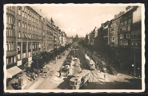 AK Prag, Wenzelsplatz mit Strassenbahnen aus der Vogelschau