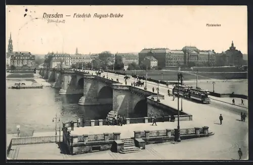 AK Dresden-Neustadt, Friedrich August-Brücke mit Strassenbahn, Im Hintergrund Ministerien