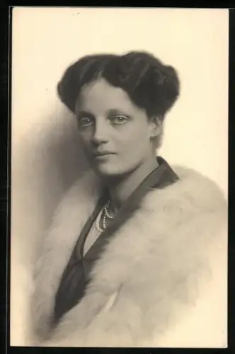 AK Portrait Prinzessin Gundelinde von Bayern mit Pelzschal