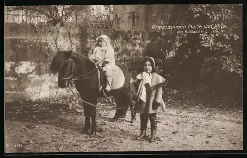 AK Prinzessinen Maria und Kyra von Russland mit einem Pony