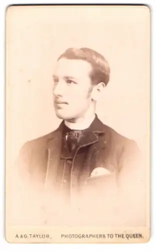 Fotografie A. & G. Taylor, London, Queen Victoria Street 70, Porträt eines eleganten Herrn