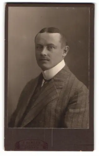 Fotografie P. Clasen, Dessau, Kavaliersstr. 16, Porträt eines Mannes in elegantem Anzug