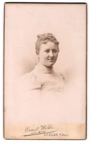 Fotografie Ernst Wilke, Goslar, Fischemärker Strasse 3, Porträt einer Frau in hellem Kleid