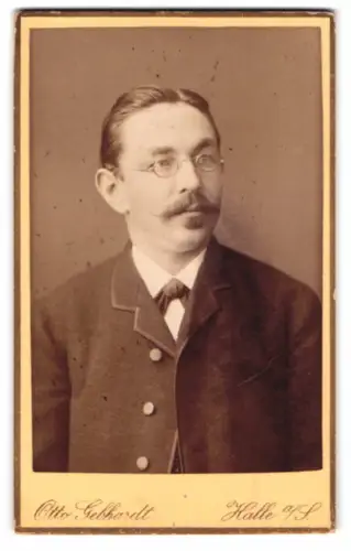 Fotografie Otto Gebhardt, Halle a. S., Poststrasse 10, Porträt eines Mannes mit Brille