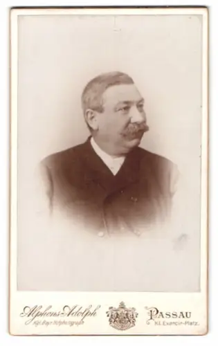 Fotografie Alphons Adolph, Passau, Kl. Exercir-Platz, Porträt eines Herrn mit Schnurrbart